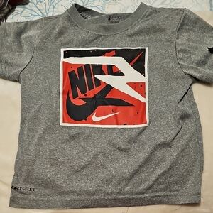 Nike (6/7) Kids Gray Tee with Red and Black Graphic